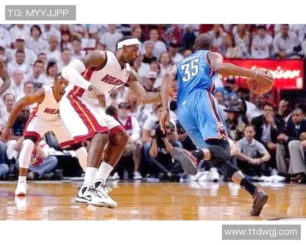 2012年NBA总决赛首战小牛与雷霆的激烈对决回顾与分析 2012年NBA总决赛首战小牛与雷霆的激烈对决回顾与分析